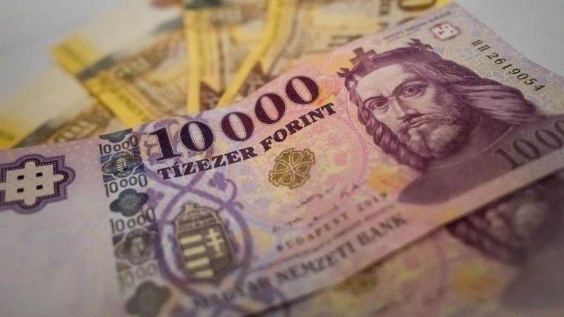 A forint egyre inkább erősödik, míg a dollár már egy fontos lélektani határvonal alatt mozog. Jelenleg 415 forint környékén áll az euró árfolyama, ami szintén figyelemre méltó változásokra utal a piacon. - Világgazdaság