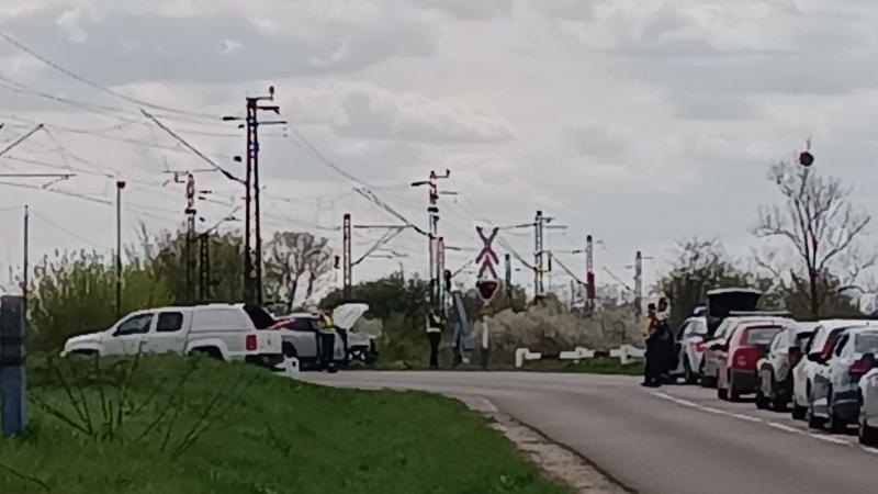Baleset történt a nyéki vasúti átjáróban, ami miatt jelentős forgalmi torlódás alakult ki. Kérjük, hogy az arra közlekedők legyenek türelemmel, és lehetőség szerint válasszanak alternatív útvonalat.