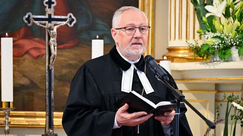 Szemerei János gondolatai szerint a hit nem csupán a naiv elfogadásról szólnak, hanem egy mélyebb, tudatos és személyes kapcsolat kialakításáról. A hit nem a hiszékenység, hanem inkább a megértés és a belső meggyőződés eredménye. A valódi hit a kérdések f