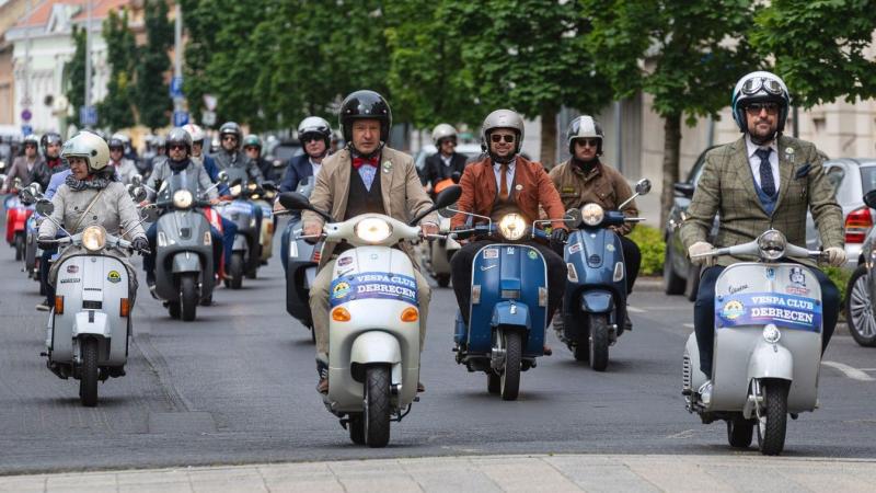 Debrecen főtere egy igazán különleges látványossággal gazdagodott: stílusos motorosok lepték el a teret, akik nemcsak a sebesség és a szabadság érzését hozták el, hanem egyedi megjelenésükkel és hangulatos motorjaikkal is lenyűgözték a járókelőket. A rend