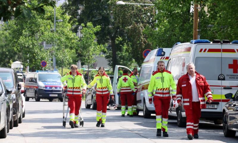 Grazi iskolai lövöldözés: Tíz áldozat és tizenkét sebesült

A legújabb hírek szerint tragikus esemény történt Graz városában, ahol egy iskolai lövöldözés következtében tíz ember életét vesztette, és tizenkét fő megsérült. Az incidens sokkolta a helyi közö