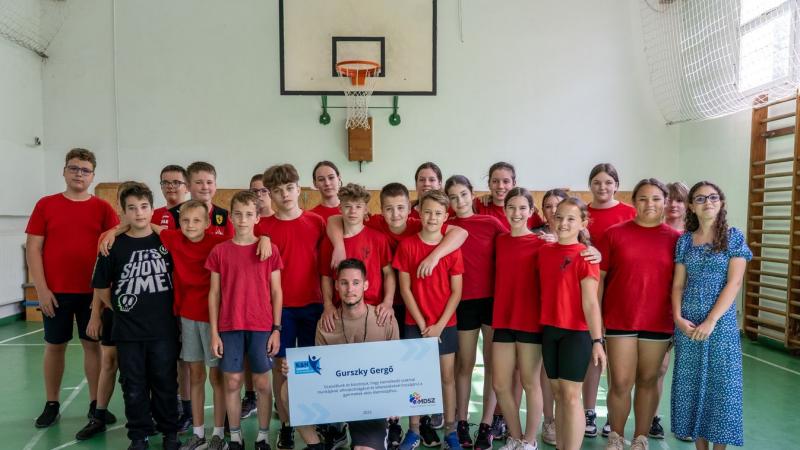 Vármegyénk pedagógiai közössége büszkén ünnepli, hogy az év testnevelő tanárává választották!