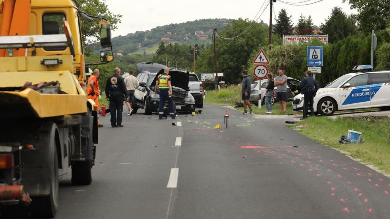 Frontális ütközés történt a Balaton partján, a mentőszolgálat már a helyszínen van, az utat lezárták! - Képek és videók a balesetről!