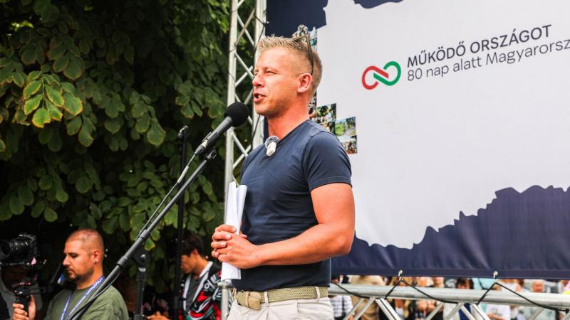 Tiszás Szívország: még a sajátjait is megöleli, de néha meg is rázza.