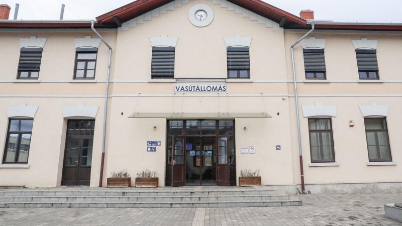 Sárváron a GYSEV-vasútállomáson izgalmas változás zajlott: friss felirat került a régi helyére. A cseréről készült videóban láthatjuk, ahogy a régi táblát eltávolítják, majd az új, modern megjelenésű feliratot helyezik el. Ez a lépés nemcsak a megjelenést