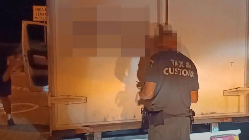 Egy különleges esemény zajlott az M3-as autópályán, ahol a hatóságok 40 millió forint értékű illegális árut foglaltak le. A furgon, amelyet a rendőrök megállítottak, közel 10 ezer darab tiltott terméket szállított. Az esetről készült videó is bemutatja a 