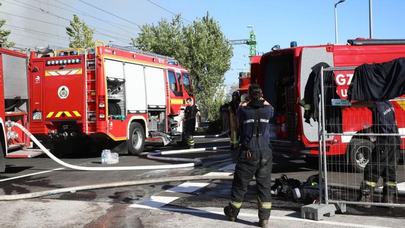 Kigyulladt egy lakás Salgótarjánban, és a tűzoltók azonnal a helyszínre siettek, hogy megfékezzék a lángokat.