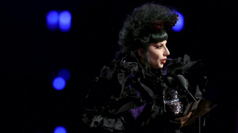 Lady Gaga szerepet kapott Az ördög Pradát visel folytatásában, ahol egy új, izgalmas karaktert alakít, amely teljesen újjá varázsolja a történetet. Az énekesnő és színésznő egyedi stílusával és színészi tehetségével új dimenziót ad a filmnek, miközben a d