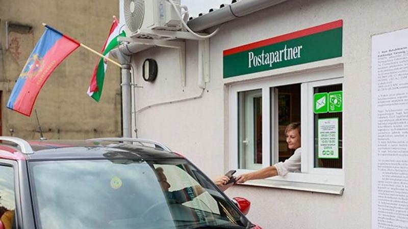 Nyíregyházán a postára úgy is eljuthatsz, hogy ki sem kell szállnod az autóból. De vajon Egerben mikor kerülhet sor egy hasonló drive-through posta kialakítására?