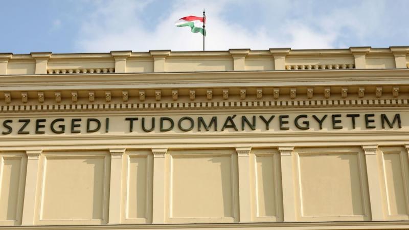 Szegedi kitüntetés Egerben: emlékplakettel honorálták a szegedi professzort