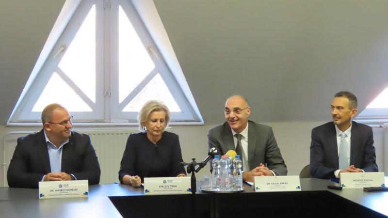 Hódmezővásárhelyen különleges kezdeményezések révén igyekeznek felkeltani az érdeklődést az egészségügyi pálya iránt. A helyi szakemberek és intézmények összefogtak, hogy bemutassák az egészségügyi karrier lehetőségeit, hangsúlyozva a szakma szépségeit és