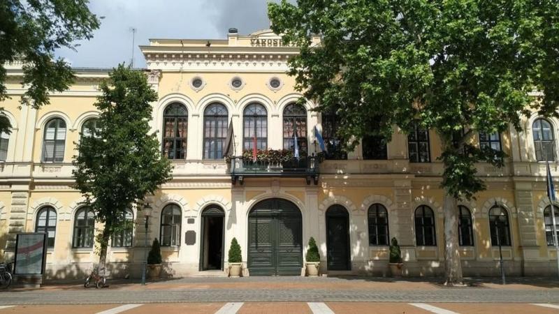 Siessen, ha ügyet intéz, mert hamarosan lakat kerül a jelentős békés megyei hivatal ajtajára!