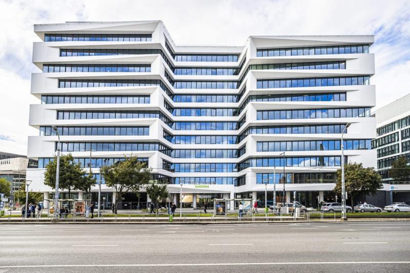 Az irodai munkavégzés számos előnnyel járhat, amelyeket nehéz lehet otthoni környezetben reprodukálni. Először is, a közvetlen interakciók és a személyes kapcsolatok erősítik a csapatszellemet, ami fokozza a kollégák közötti együttműködést és kreativitást