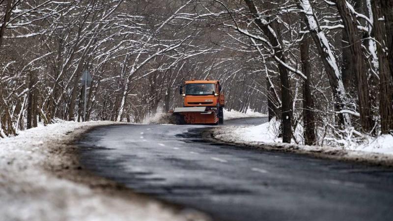 A téli közúti takarítás során elengedhetetlen a harmonikus együttműködés.