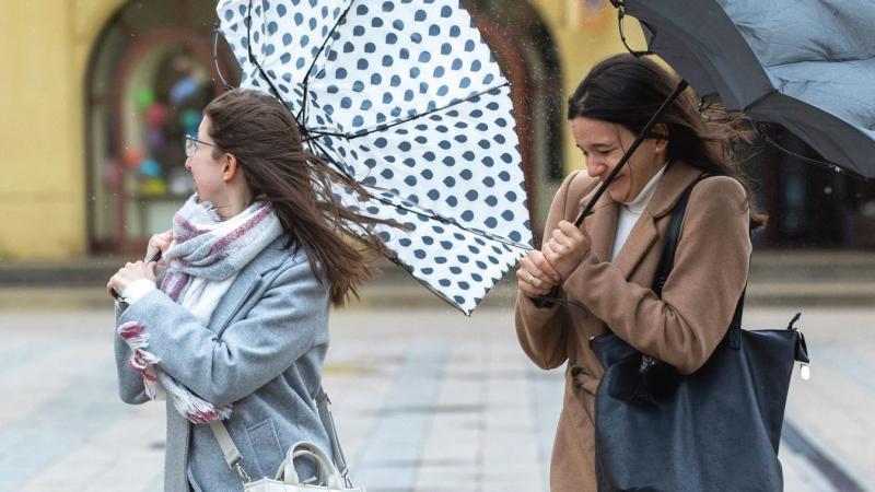 Szerdán Hajdú-Biharban az időjárás igencsak megtréfálhat bennünket, hiszen csípős, szúró hideg vár ránk, ami nem kíméli a bőrünket. Érdemes felkészülni a zord időre!