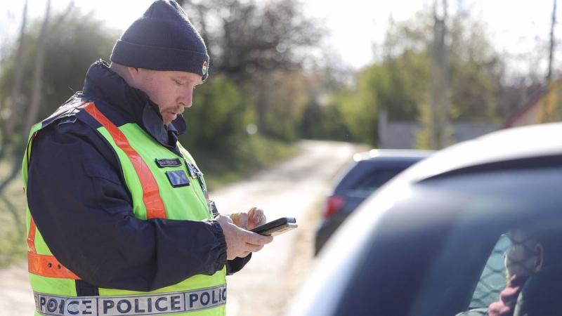 A pulzusmérő valószínűleg teljesen megőrült volna a ladányi igazoltatás alatt – szóval ne hagyd, hogy a lányos zavarod áruljon el!