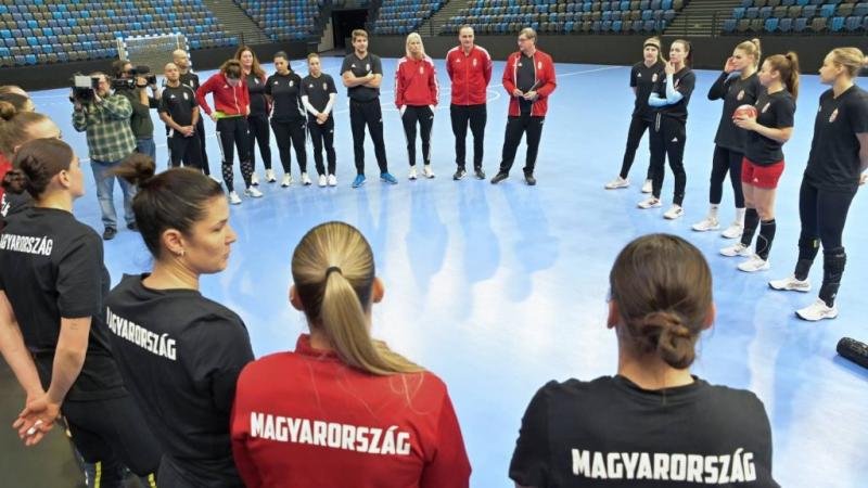 A női kézilabda-válogatott számára a közelgő Európa-bajnokság nem csupán egy sportesemény, hanem egy komoly kihívás is, amelyhez jelentős mentális erő szükséges. Az eddigi teljesítményük és a felkészülés során szerzett tapasztalataik alapján a csapat kész