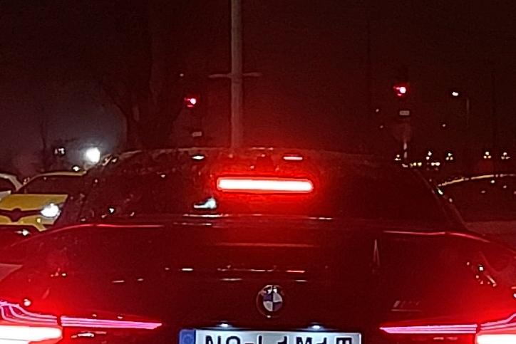 Budapesten egy BMW-s sofőr különleges rendszámot mutatott be, ami mindenki figyelmét felkeltette.