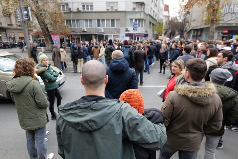 Incidensek nélkül zajlott le az egyetemisták blokádja Belgrádban - számol be a Vajdaság MA. Az esemény során a diákok békésen demonstráltak, hangsúlyozva fontos társadalmi és oktatási ügyeket. A rendezvény célja a figyelemfelkeltés volt, amely sikeresen m