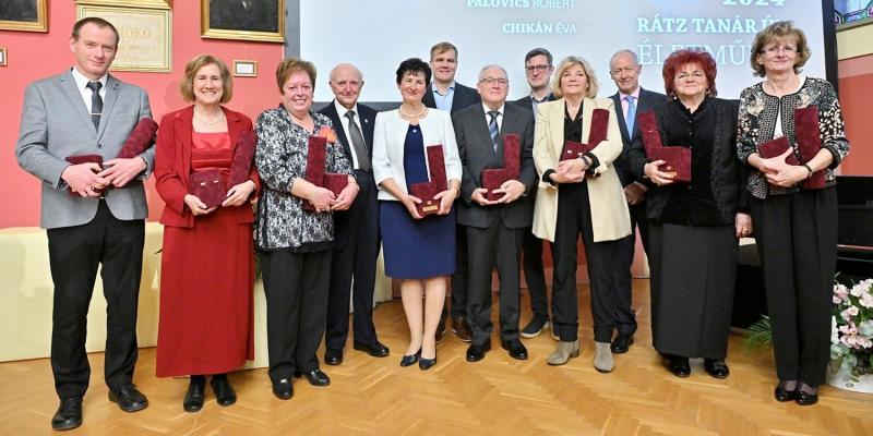 Elismerés a legkiválóbb reáltárgy oktatóknak: Nyolc kiemelkedő pedagógus részesült a Rátz Tanár Úr Életműdíjban, amely a szakmai kiválóságukat és elkötelezettségüket méltatja.