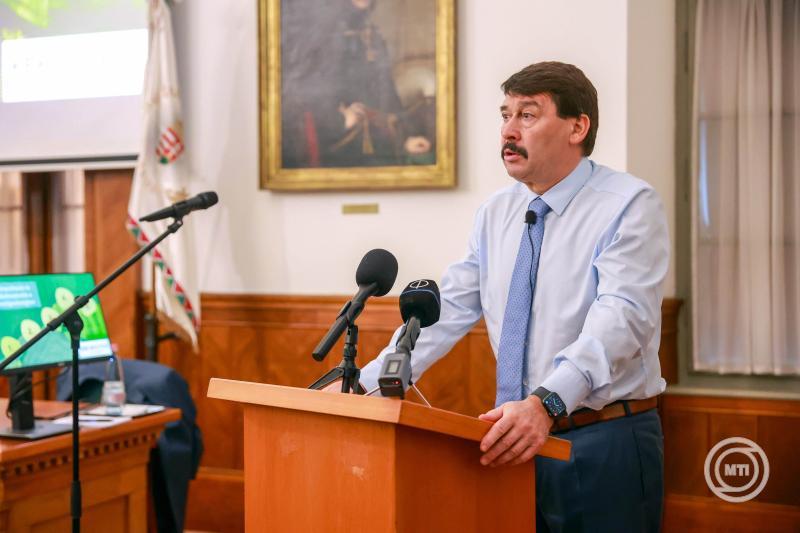 Áder János hangsúlyozta, hogy elengedhetetlen a hazai vízkészletek folyamatos figyelemmel kísérése. A Tisztajövő program keretében a vízgazdálkodás hatékonyabbá tétele érdekében fontos, hogy naprakész információink legyenek a vízforrásaink állapotáról és 