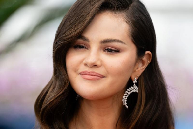 **Selena Gomez és a lupus: Az autoimmun betegség árnyékában**

Selena Gomez, a népszerű énekesnő és színésznő, nemcsak a szórakoztatóiparban vált ismertté, hanem a lupus nevű autoimmun betegség harcosaként is. Az ő története nem csupán a hírességek világá