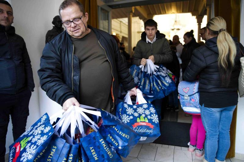 A Városi Szociális Közalapítvány örömteli meglepetésekkel kedveskedett a gyerekeknek, ezzel varázslatos pillanatokat ajándékozva számukra.