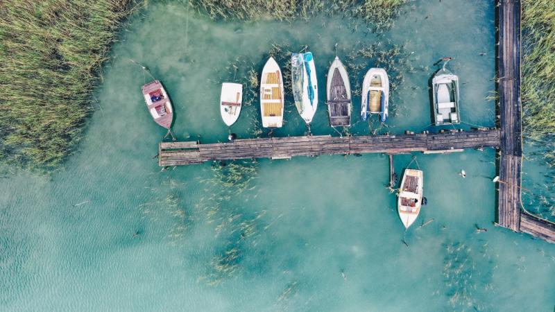 A Balaton partján az időjárás nem ismert irgalmat. Képek tanúskodnak arról, hogy a természet néha kiszámíthatatlanul szeszélyes.