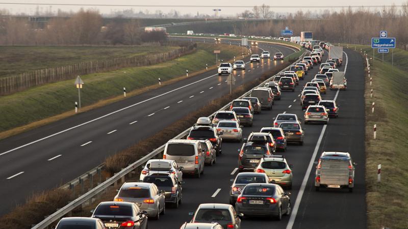 Teljes káosz uralkodik az M1-es autópályán kifelé, miután egy baleset következtében megrongálódott a híd. A forgalom szinte megállt, és a járművek állnak a dugóban.