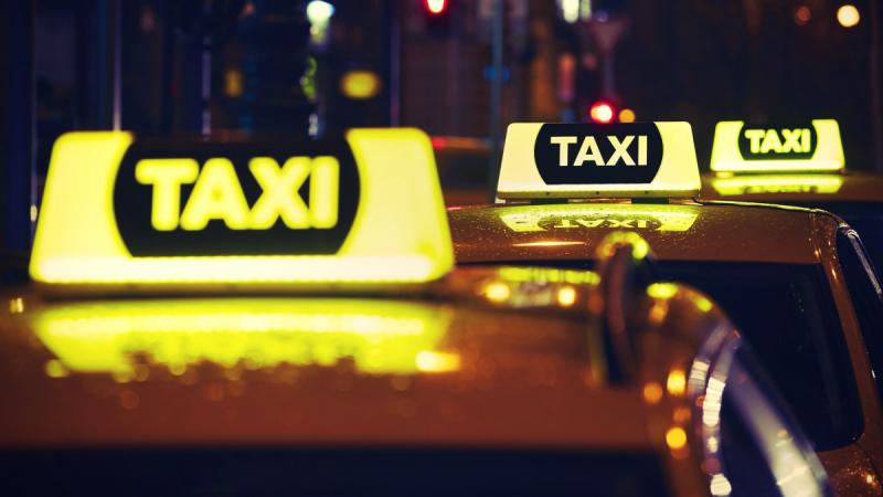 A taxistüntetés izgalmas eseményként vonult be a város történetébe. A résztvevők, akik mindannyian a közlekedés és a szolgáltatások javításáért álltak ki, színes táblákkal és transzparensekkel vonultak fel. A hangos szirénák és a motorok zúgása mellett a 