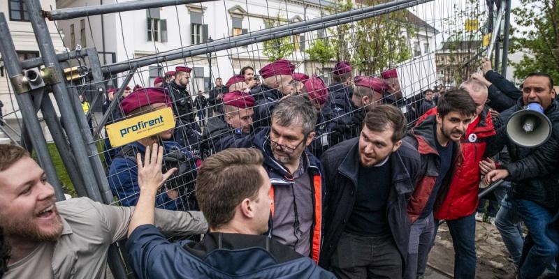 Egy különös nap eseményei miatt idézi be a rendőrség a momentumos képviselőt, holott valójában nem is zajlott kordonbontás.