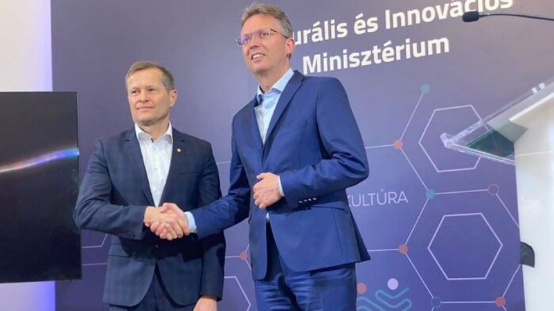 Krausz Ferenc: Az Élvonal Program révén a tudósok itthon is megvalósíthatják álmaikat

Krausz Ferenc, a neves tudós, az Élvonal Program jelentőségét hangsúlyozza, amely lehetőséget biztosít a kutatóknak, hogy Magyarországon folytathassák munkájukat. Ez a 