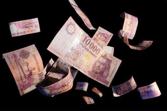 A repülőrajtot hiába várta mindenki, a kormány továbbra is bőségesen táplálja a közpénzeket a baráti vállalkozások és alapítványok irányába.