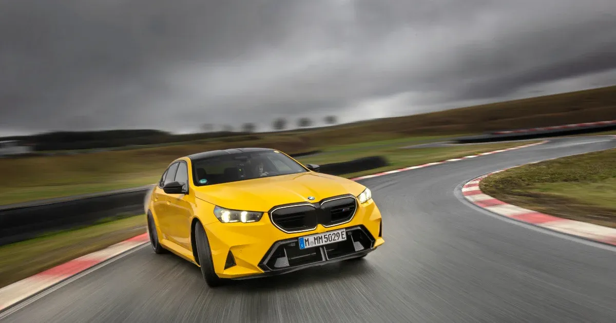 Az új BMW M5 súlya valóban megnövekedett, de vajon ez rontja a vezetési élményt? Mi alaposan teszteltük, hogy kiderüljön!