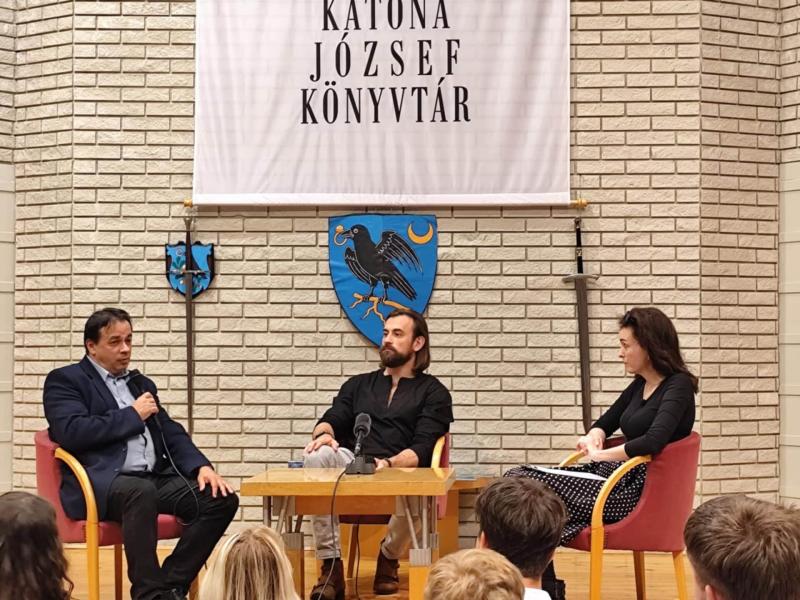 Az olvasás és a történelem összefonódik, amikor Bán Mór és Kádár L. Gellért, két neves író, ellátogatnak a kecskeméti diákvetélkedő résztvevőihez. Az esemény nemcsak a tudásról, hanem a kreatív gondolkodásról és a közönség inspirálásáról is szól, hiszen a