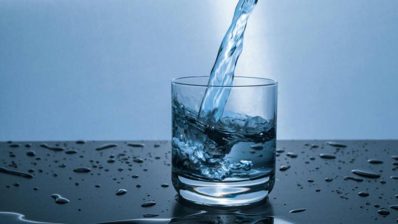 Megdöbbentő! Íme, mi zajlik a szervezetedben, ha túlzottan sok vizet fogyasztasz – orvosi figyelmeztetések!