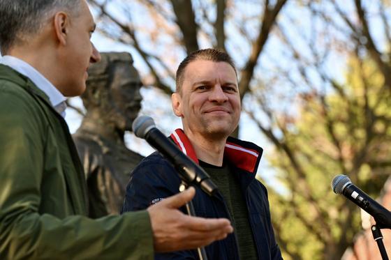 Menczer Tamás lépett elő Orbán Viktor helyett, hogy válaszoljon Magyar Péter kihívására.