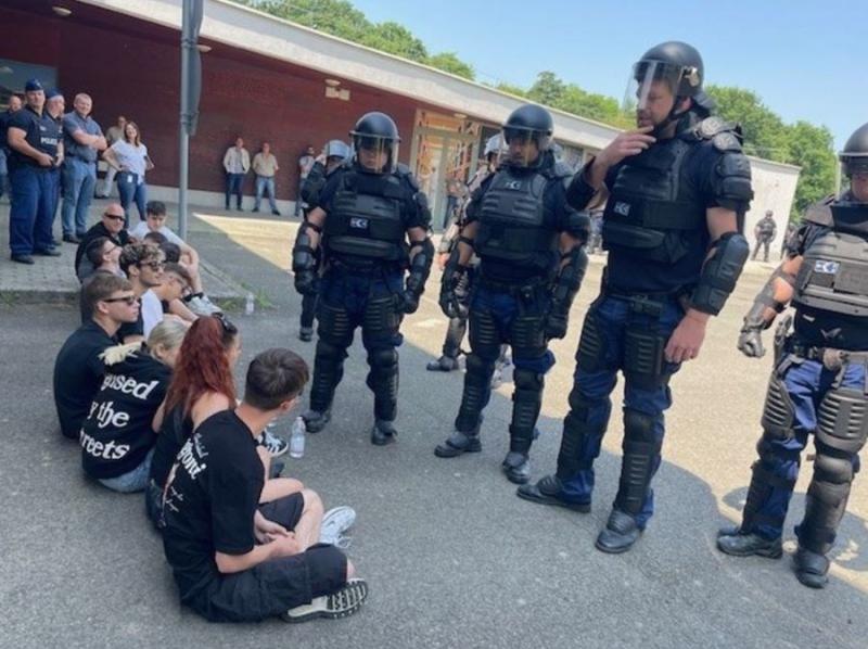 Rendőrök nem mindennapi feladatra készítették fel a diákokat: egy demonstráció feloszlatásának fortélyait tanulmányozták. Az iskolások számára izgalmas és tanulságos élmény volt, ahol a jogi keretek és a közrend védelme mellett a kommunikációs technikák f