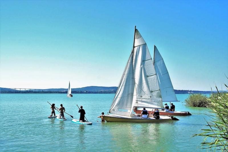 Viharos események a Balaton partján: 50 ember életét mentették meg a haragos magyar tengerből.