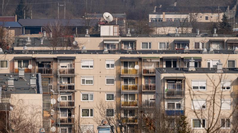 Orbánék legújabb kedvezményes lakáshitele igazi tüzelőanyag lehet a piacon, hiszen jelentős hatással lehet az ingatlanárak emelkedésére. A Pénzcentrum elemzése szerint ez a lépés újra fellendítheti a keresletet, ami tovább fokozhatja az árakat.