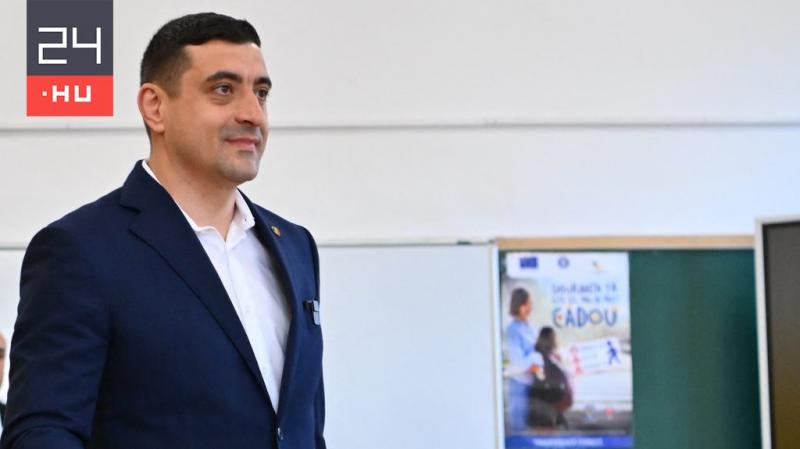 Fasiszta propaganda vétsége miatt emeltek vádat a román elnökválasztásból kizárt jelölt ellen.
