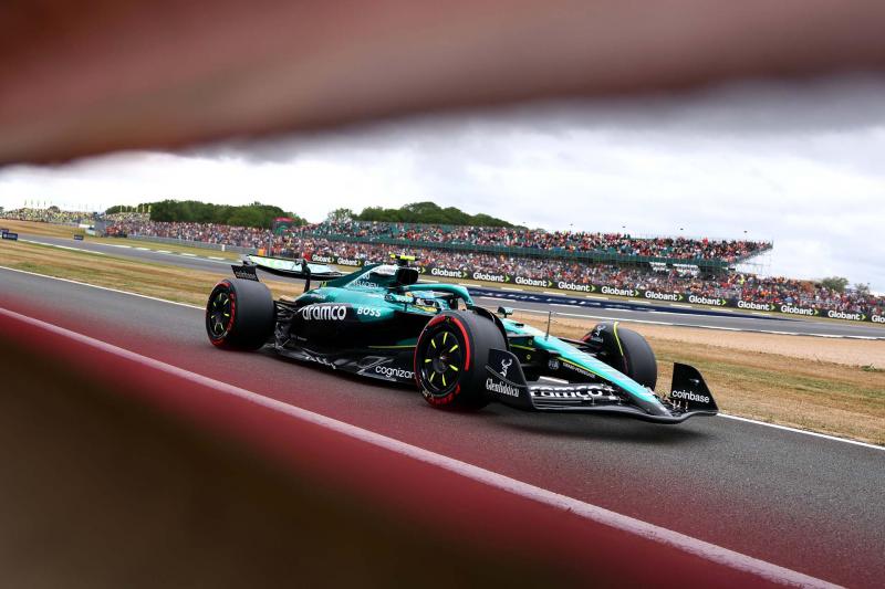 Brit Nagydíj: A versenynap eseményei részletesen, másodpercről másodpercre - F1VILÁG.HU

A Brit Nagydíj napja tele volt izgalmakkal és váratlan fordulatokkal. A rajtnál mindenki izgatottan figyelte a pilóták teljesítményét, és a verseny során számos kulcs