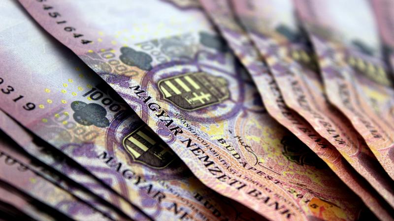 A forint értéke egyre gyorsabban csökken: az árfolyam már a 400-as szintet is meghaladta.