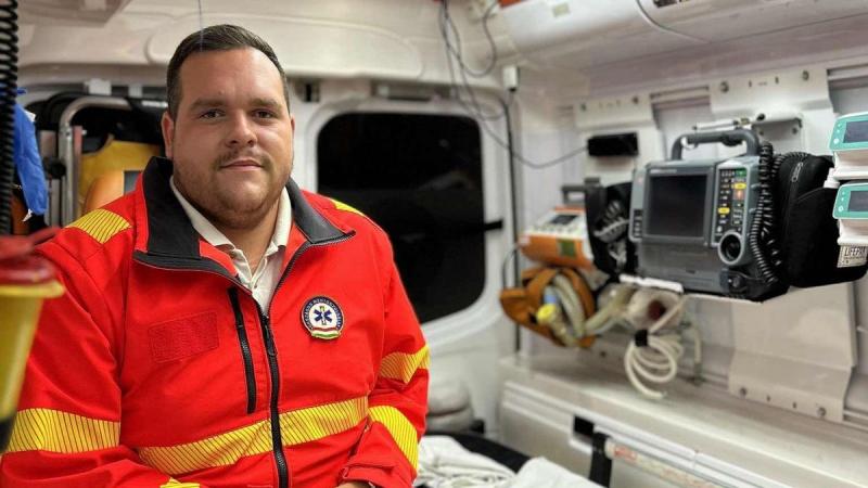Egy szabadnapos mentőápoló éppen csak pihenni készült, amikor észrevett egy női alakot, aki segítségért kiáltott. A szituáció hirtelen feszültté vált, és a hősies ápoló azonnal cselekedett. Az események azonban váratlan fordulatot vettek, és amit ezután f