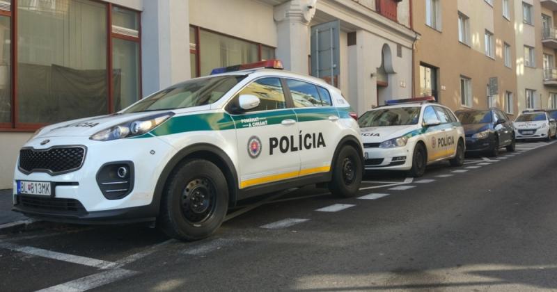 Pozsonyban elfogtak egy embercsempészt, akit a magyar hatóságok is kerestek. Az illető tevékenysége széleskörű nemzetközi figyelmet keltett, és a hatóságok hosszú ideje nyomoznak utána. Az elfogás részletei és a jövőbeni lépések még további információkat 