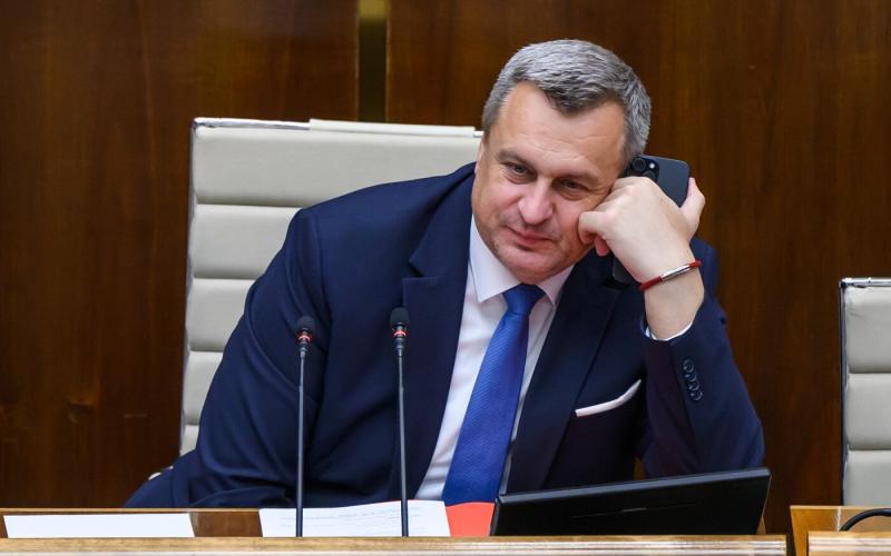 Danko betartotta az ígéretét, és valóban csökkenti Pellegrini bérét a felére.