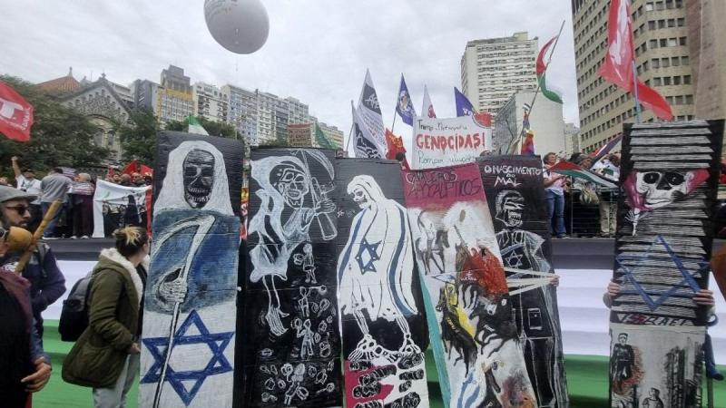Izrael a civilek védelmét tűzte ki célul, azonban a baloldali média szerint ez az intézkedés etnikai tisztogatásnak minősül.