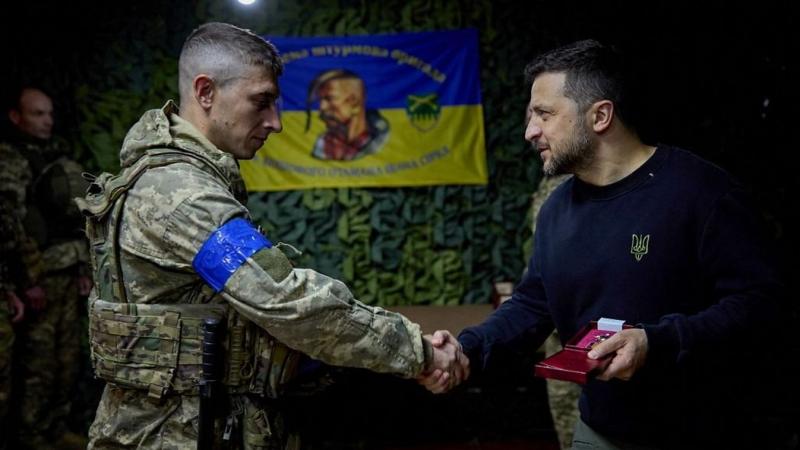 Gyermekek kerültek veszélybe egy ittas toborzótiszt miatt Ukrajnában – videó is készült az esetről.