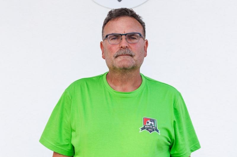 Simon Attila: Nem én ástam meg Vígh Ferencet

A címben szereplő mondat azt sugallja, hogy a szerző nem vállalja a felelősséget egy adott esemény vagy helyzet kialakulásáért. A név említése, Vígh Ferenc, valószínűleg egy ismerős személy, akinek a sorsa vag