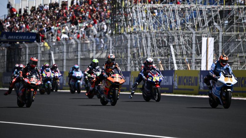 Lélegzetelállító utolsó kör után a kolumbiai versenyző történelmet írt a Moto2-ben!